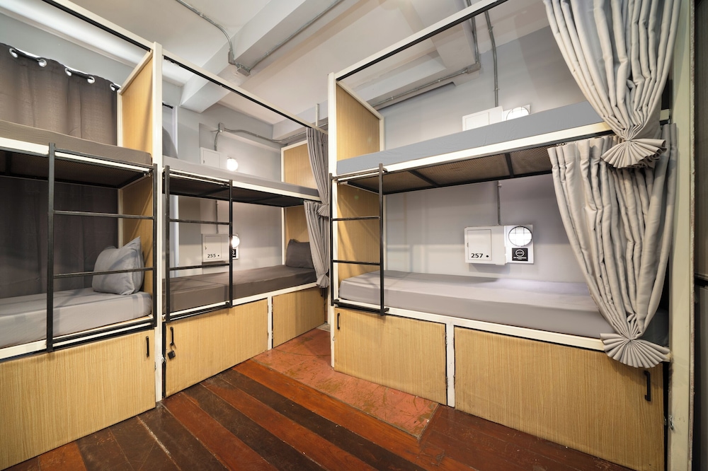 Female Dorm, Female Only, 8 Beds, 8 Bunk Beds