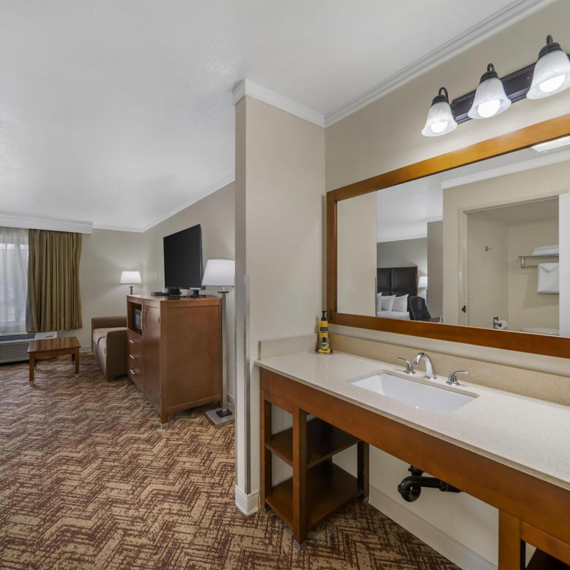 غرفة سوبيريور بسرير كينج، Best Western Plus Northwoods Inn 7/7