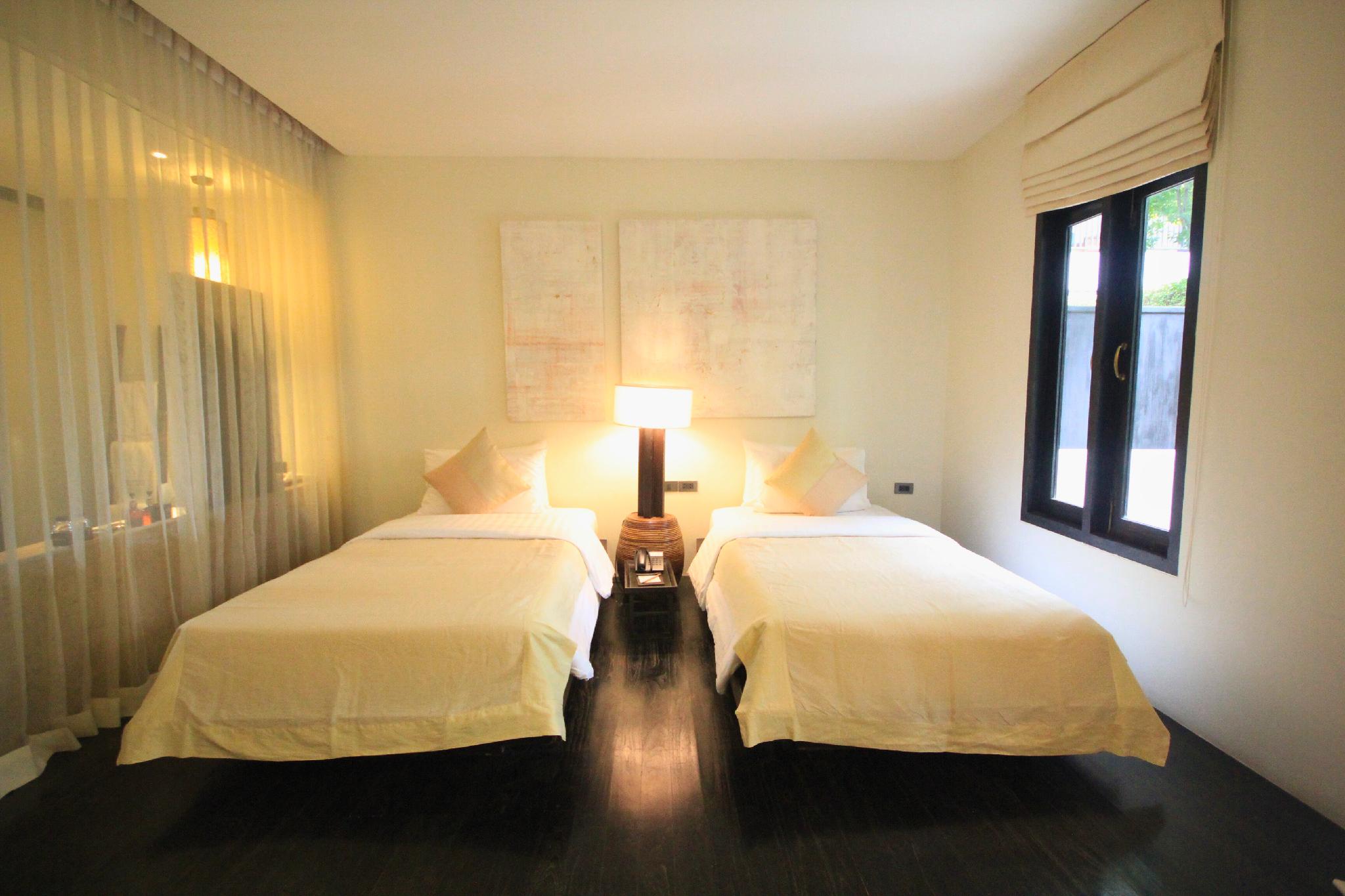 Courtyard, Twin Beds