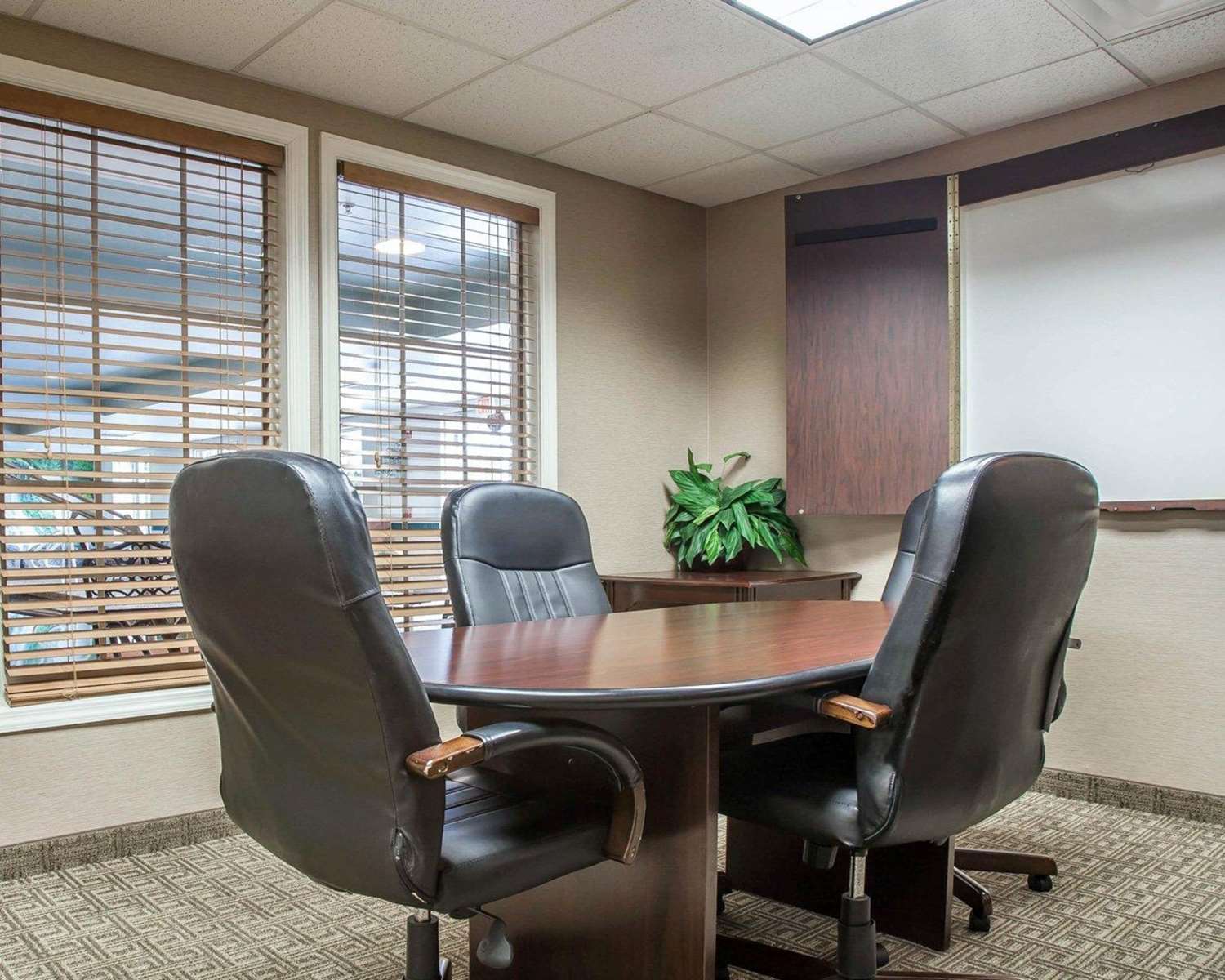 Comfort Inn & Suites Sturbridge-Brimfield 34/54