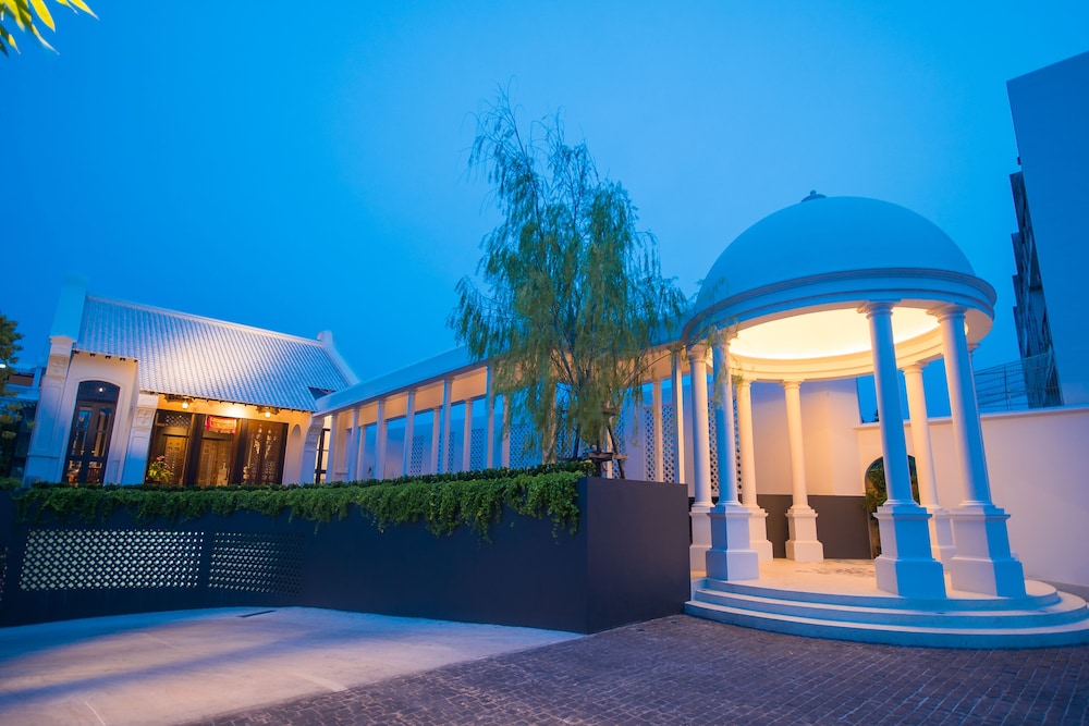 LITTLE NYONYA HOTEL 43/50