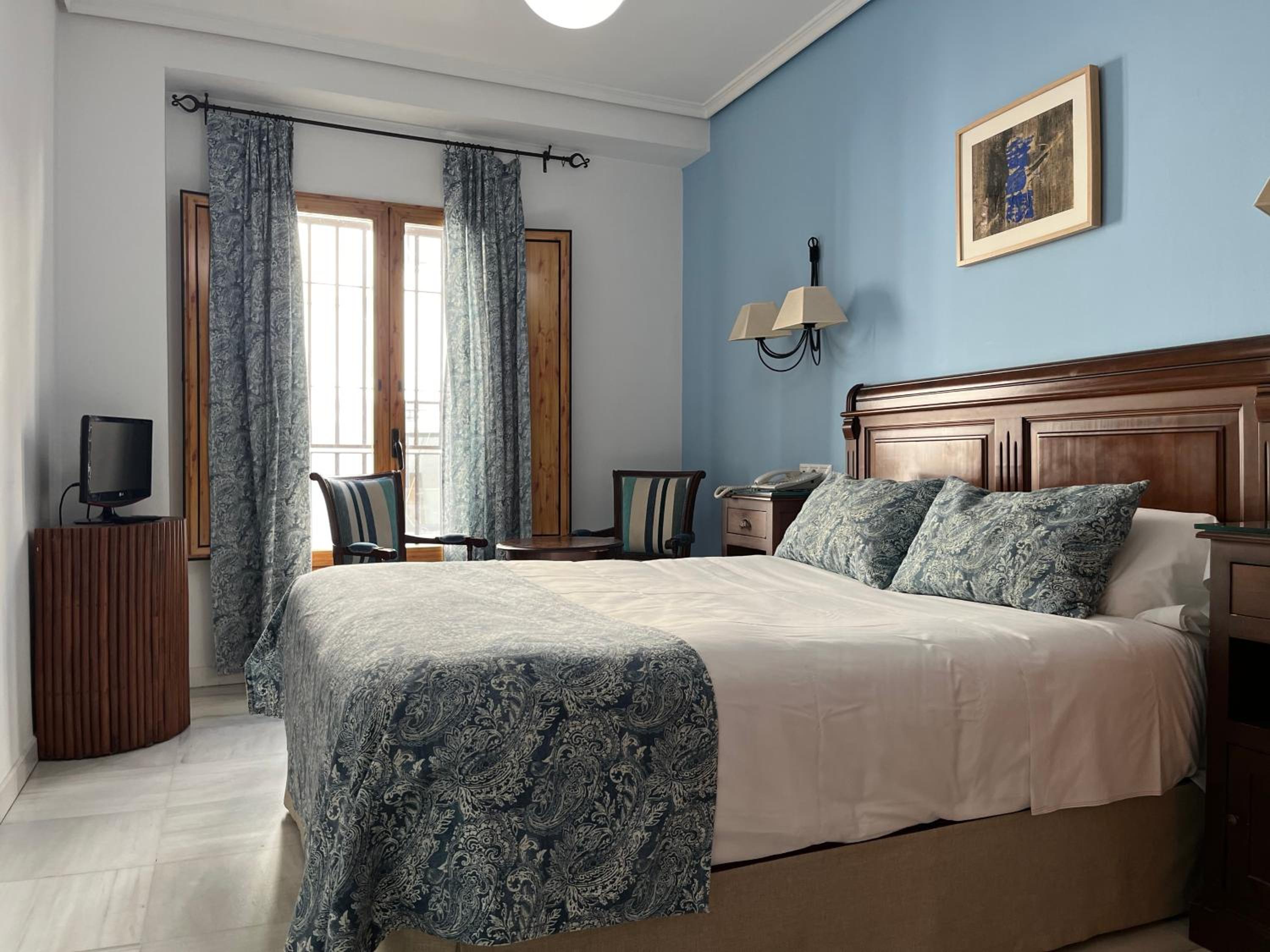 ROOM, SINGLE