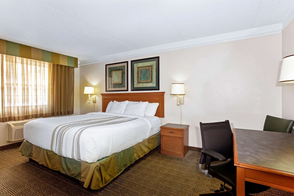 Ramada by Wyndham Westminster Denver 31/50