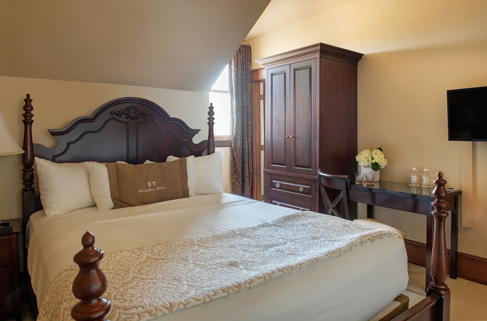 Sacajawea Hotel 6/50