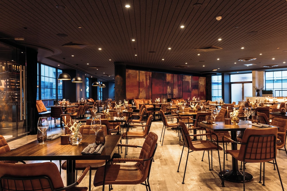 RYDGES WORLD SQUARE 49/66