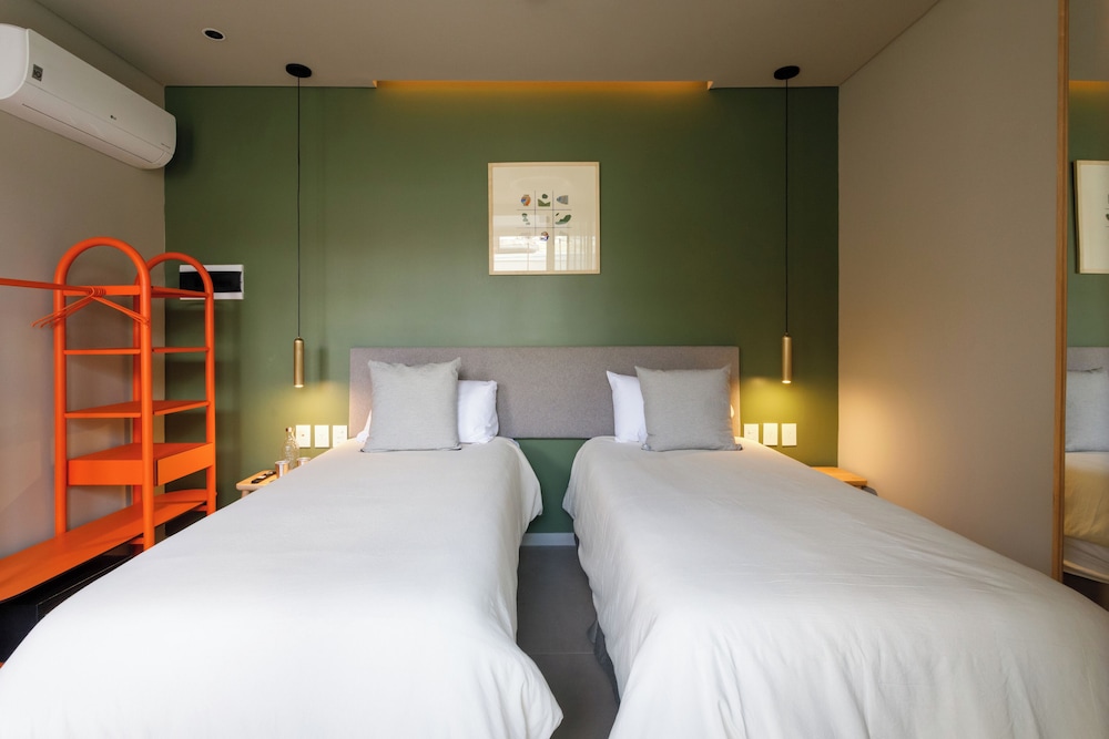 STANDARD, QUEEN BED