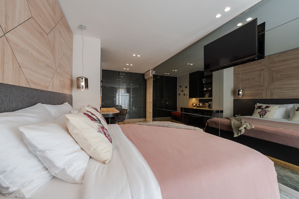 DELUXE, KING BED