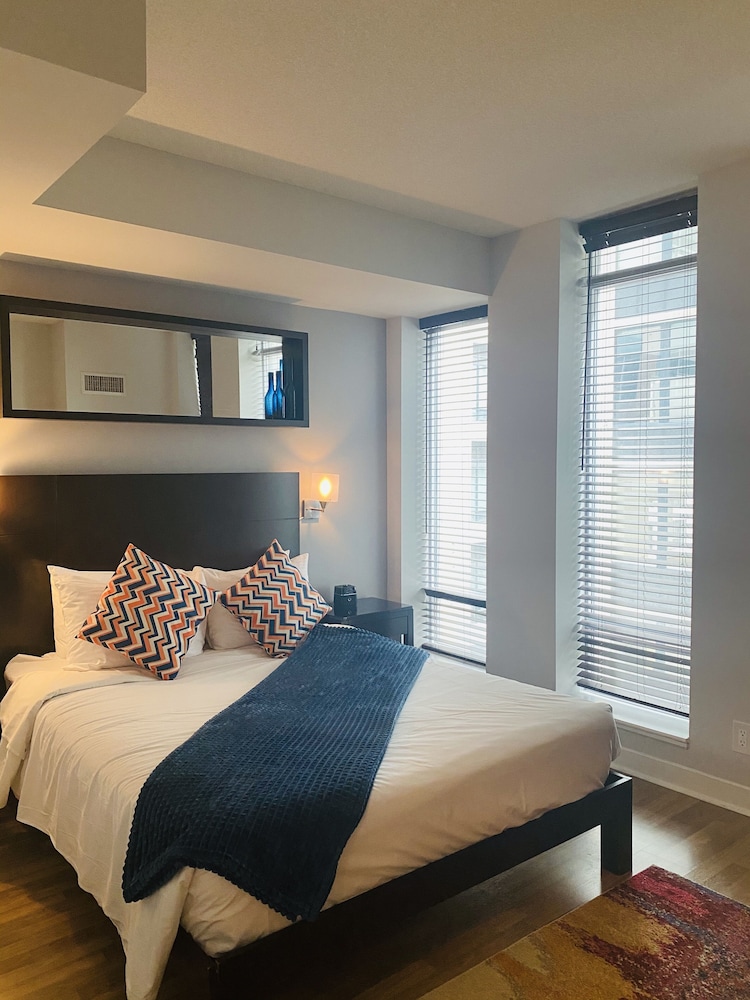 FAMILY SUITE, QUEEN BED, SOFA