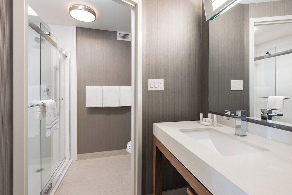 غرفة بسريرين كوين مع أريكة، Courtyard By Marriott Toronto Vaughan 3/5