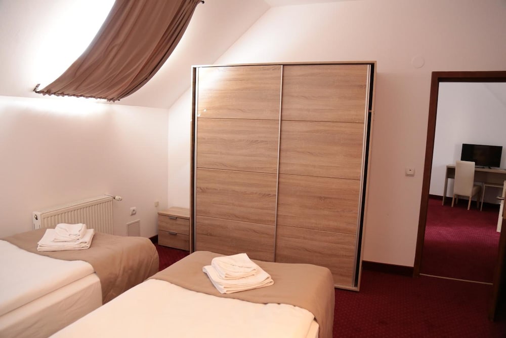 Apollonia Hotel 7/35
