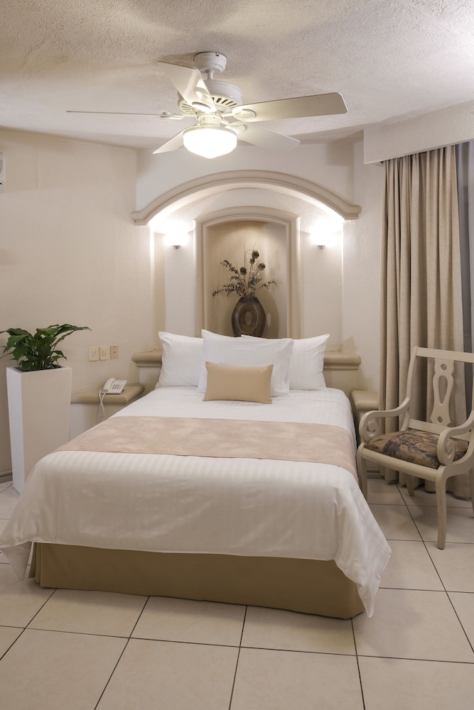 HOTEL AND SUITES QUINTA MAGNA 12/34