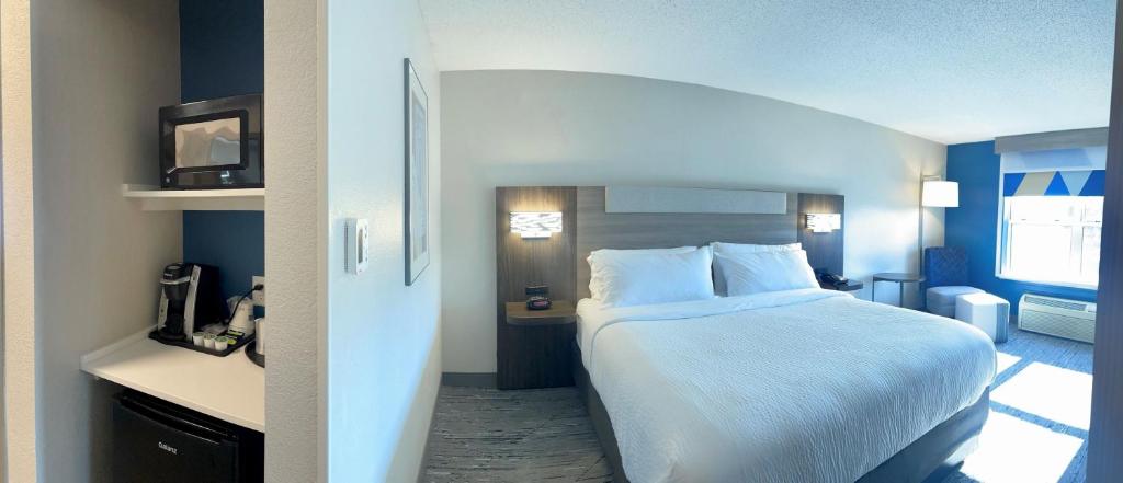 غرفة قياسية بسرير مزدوج، Holiday Inn Express & Suites Marquette, an IHG Hotel 2/2
