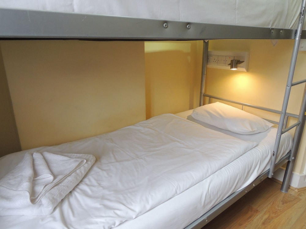 ROOM, TWIN BEDS
