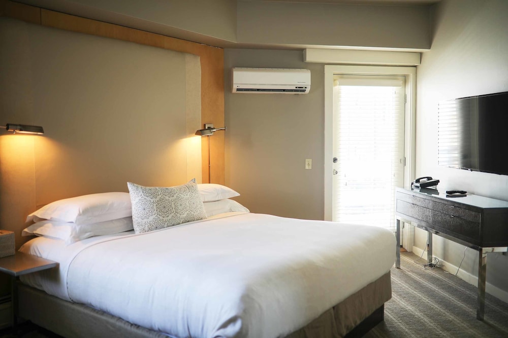 DELUXE, SUITE, KING BED