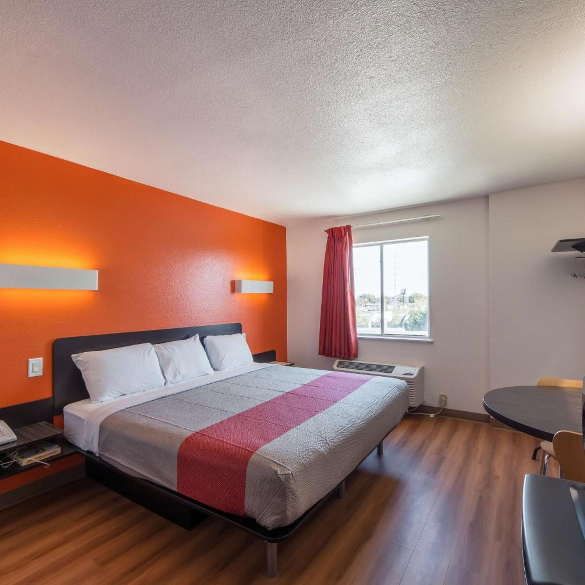 ROOM, KING BED, SMOKING