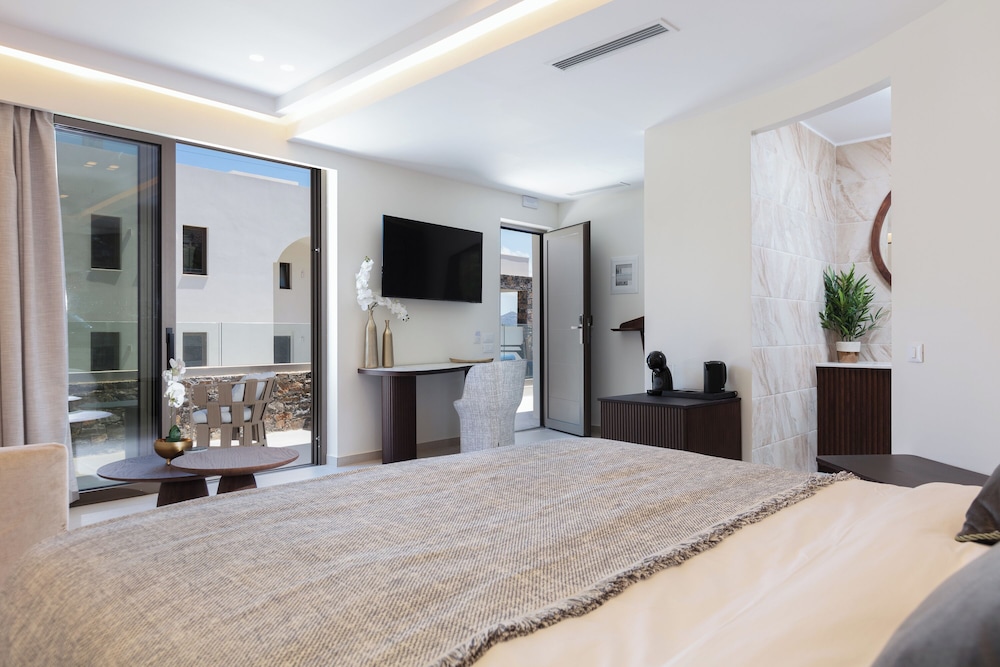 Deluxe, Suite, 2 Double Beds, Land View, Outdoor Jetted Tub, Sofa