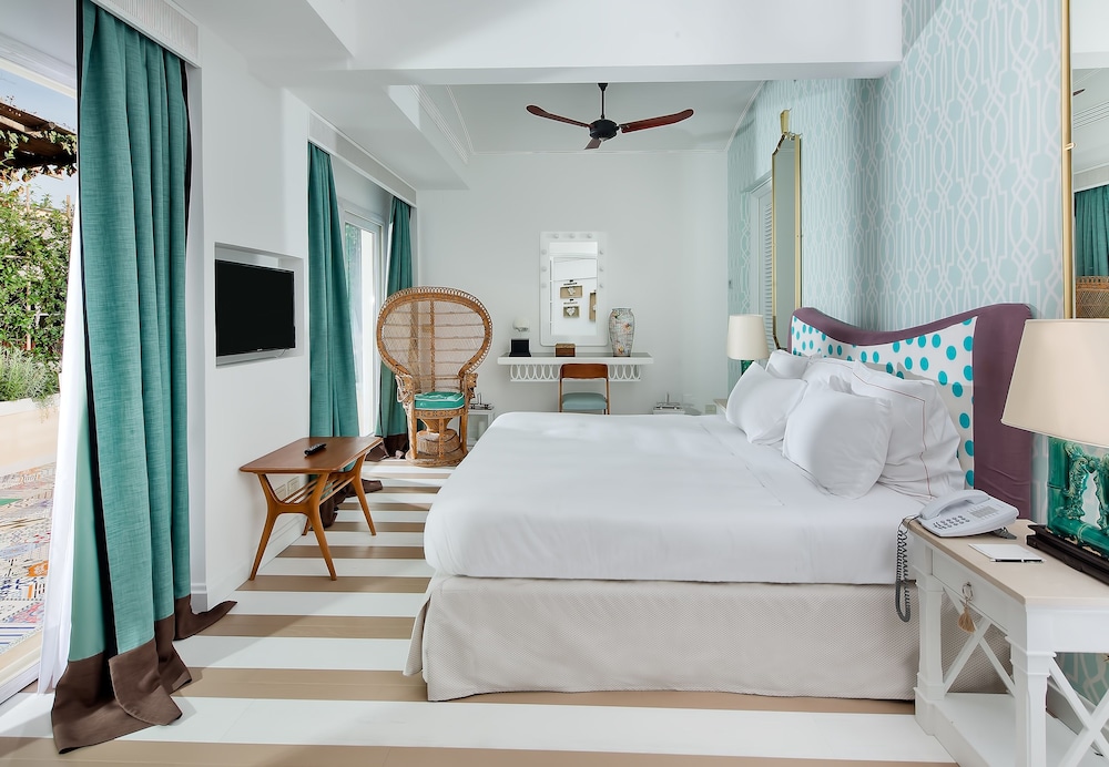 FAMILY SUITE, KING BED, COURTYARD VIEW, SOFA