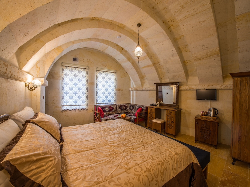 COMFORT, QUEEN BED, GARDEN VIEW