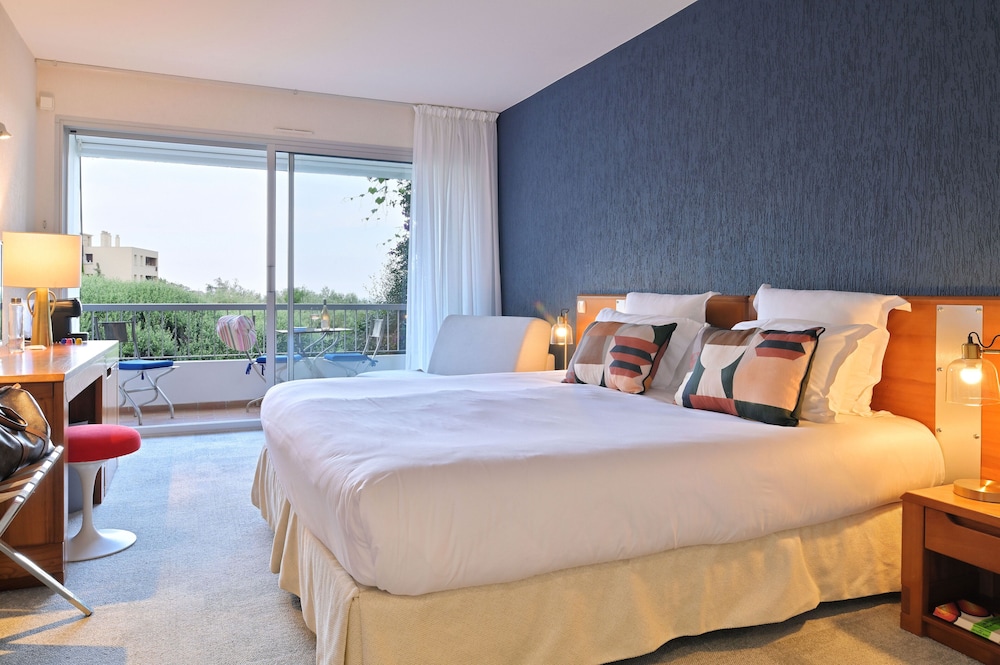 ROOM, DOUBLE BED