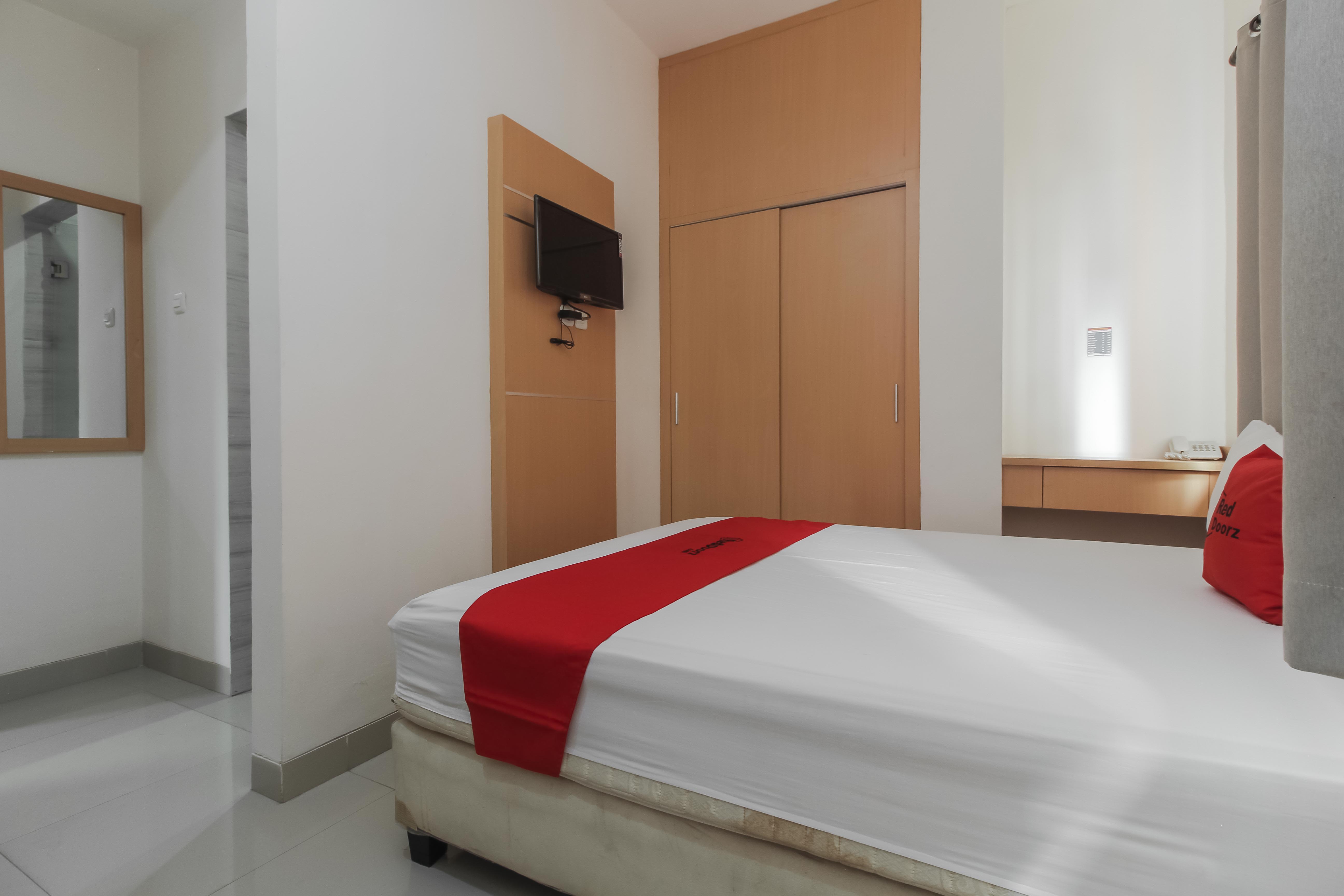Reddoorz Plus Near Galaxy Bekasi 13/22
