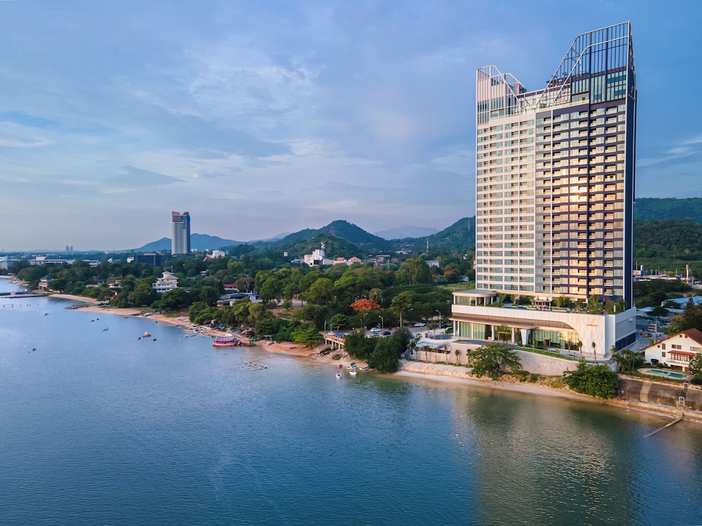 S. Sriracha Hotel and Residence 48/50