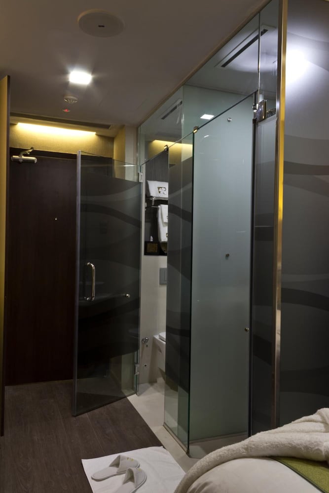 HOTEL CLOVER 5 HONGKONG STREET 37/37