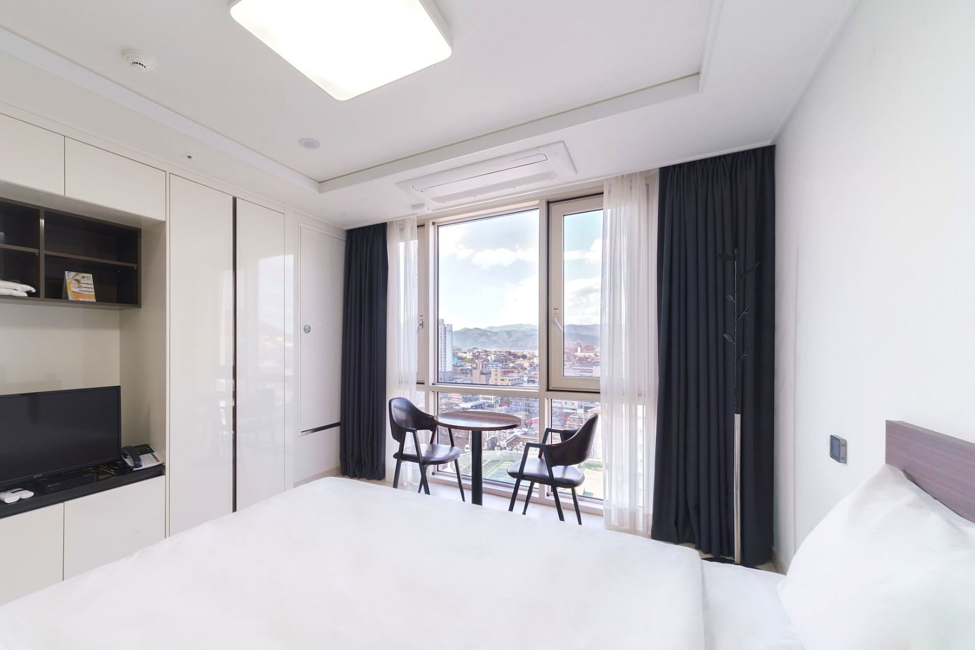 غرفة قياسية بسرير كوين، The Venezia Suite Hotel 3/5