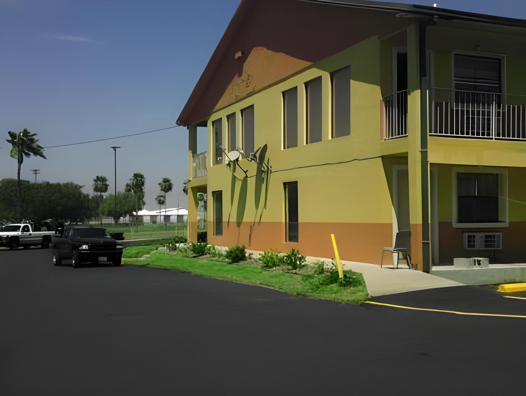 Deluxe Inn Airport 1/26