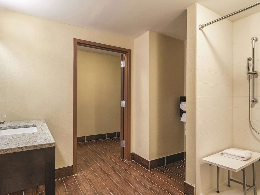 La Quinta Inn & Suites by Wyndham Knoxville Papermill 19/45