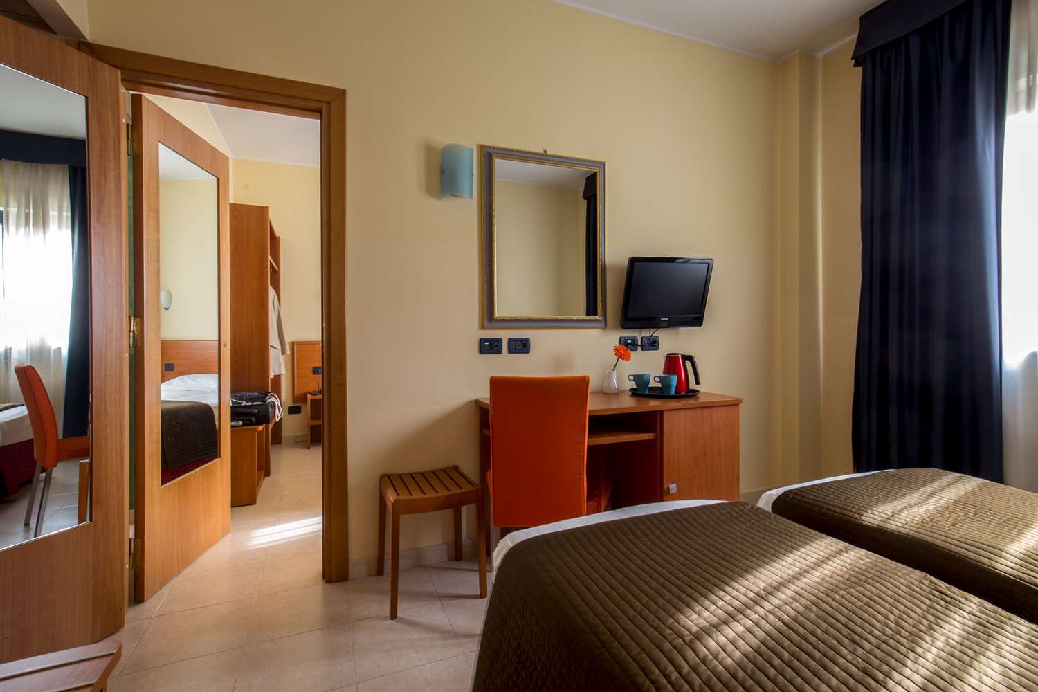 Connecting, Family, Queen and Twin Beds