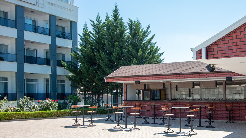 Lake Life Hotel 3/50