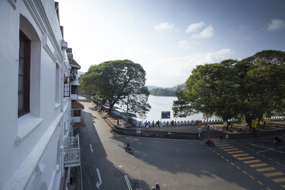 Queens Hotel 40/50