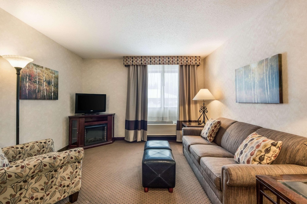 Quality Inn & Suites Newberry, MI 35/49