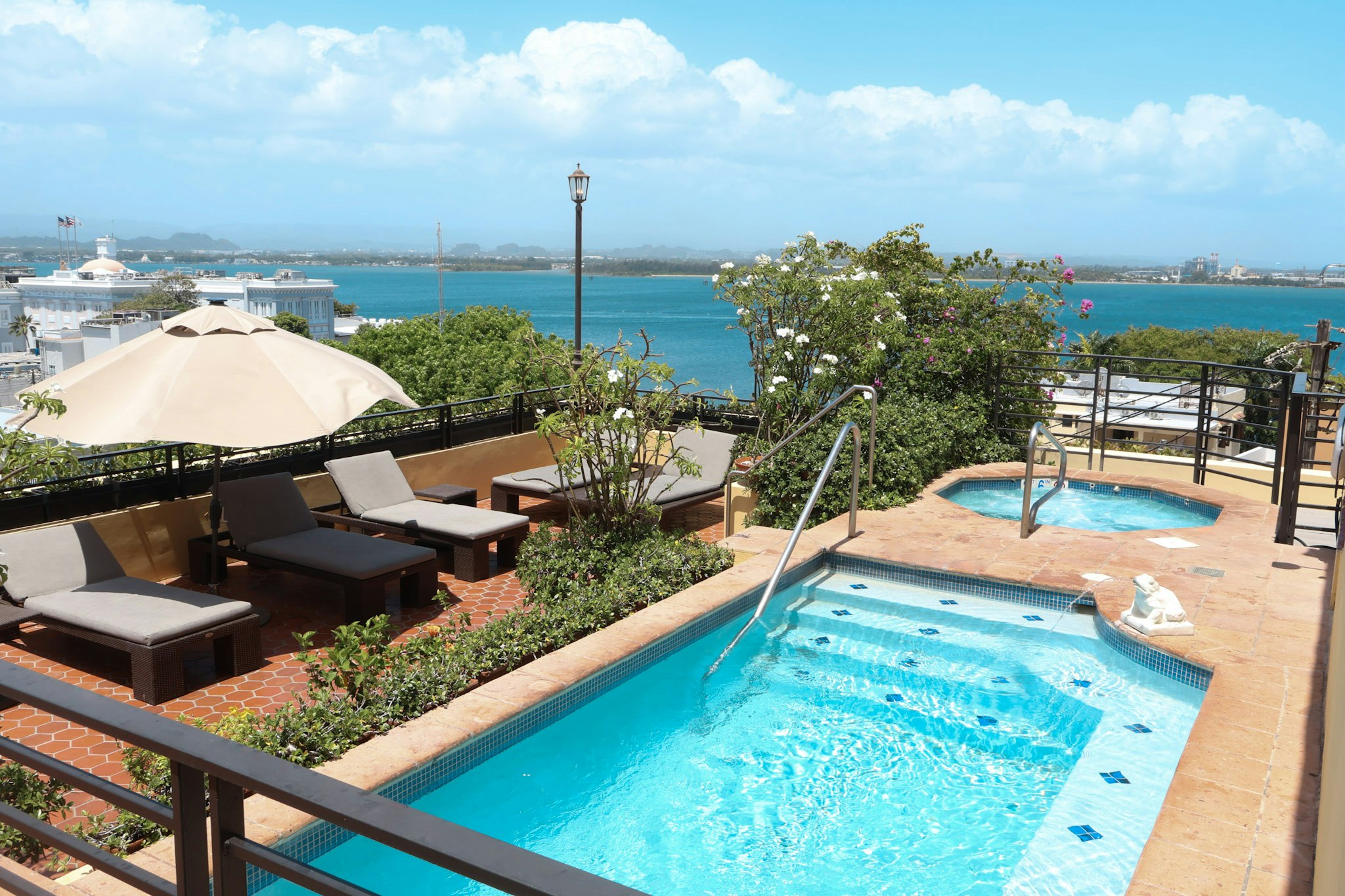 El Convento Hotel 72/75