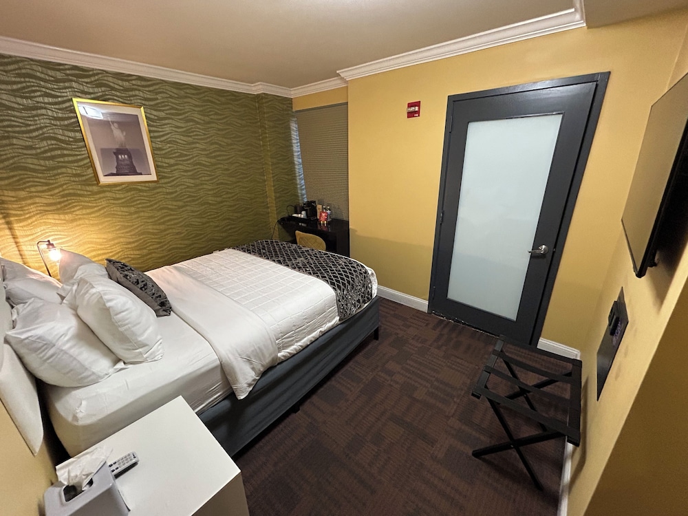 DELUXE, QUEEN BED, ACCESSIBLE