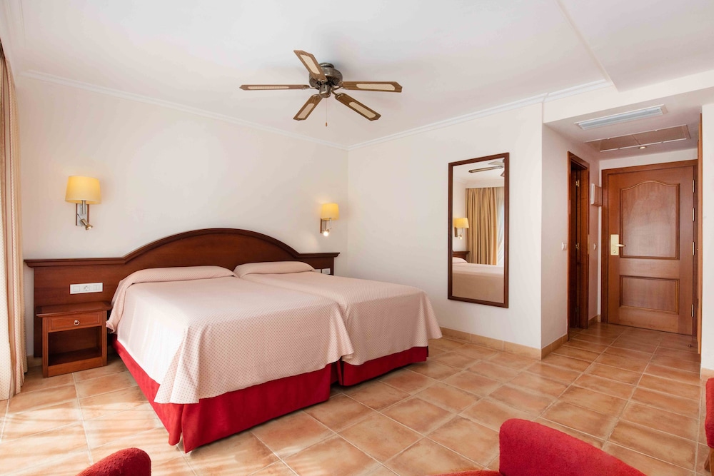 غرفة قياسية بسرير مزدوج بإطلالة على المسبح بشرفة، Valentin Star Menorca - Adults Only 7/10