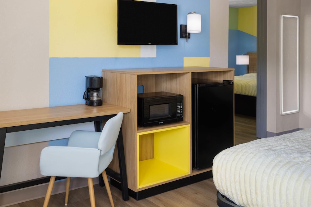 Days Inn by Wyndham Pigeon Forge Parkway 36/48