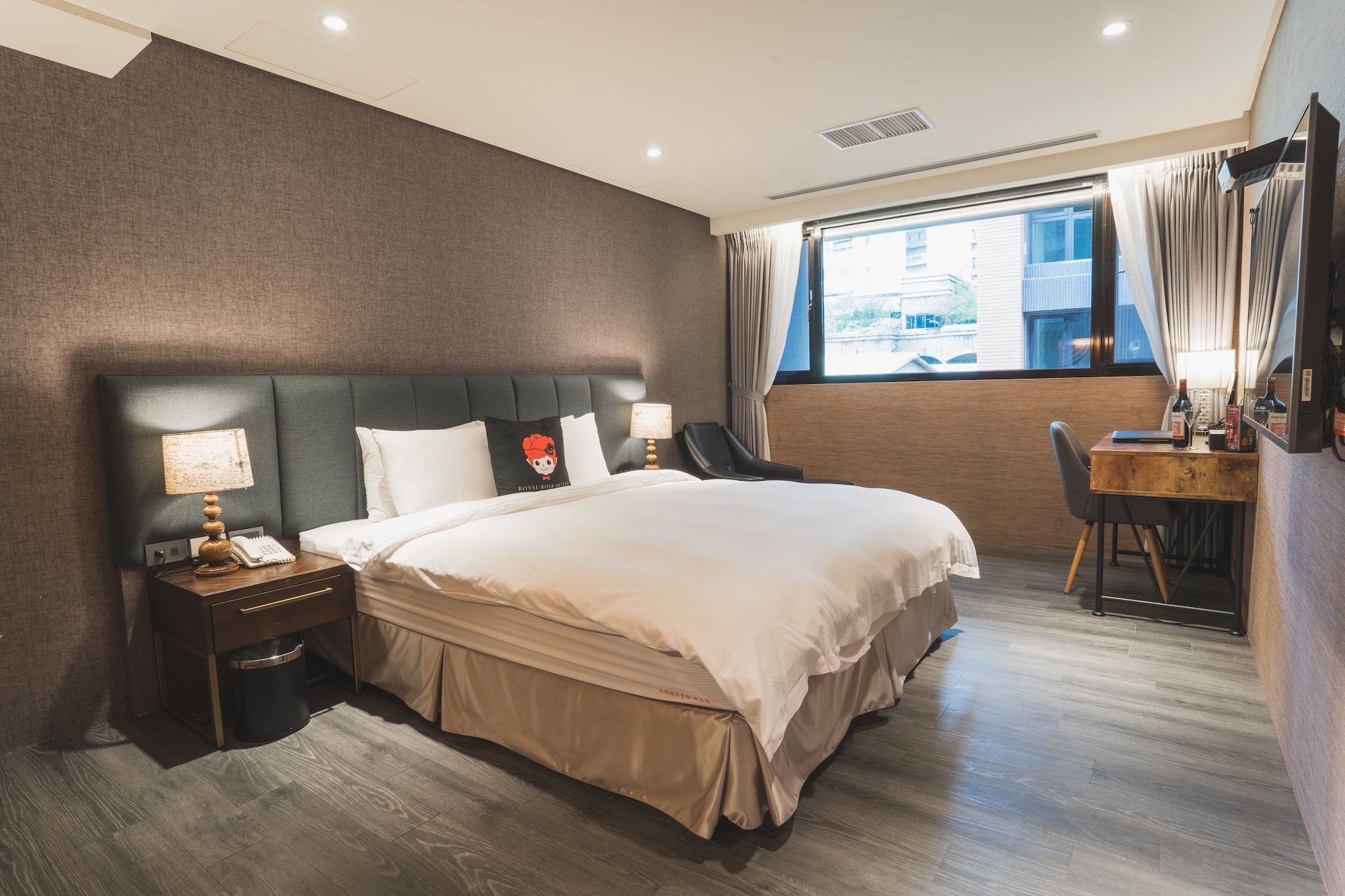 DELUXE, KING BED, CITY VIEW
