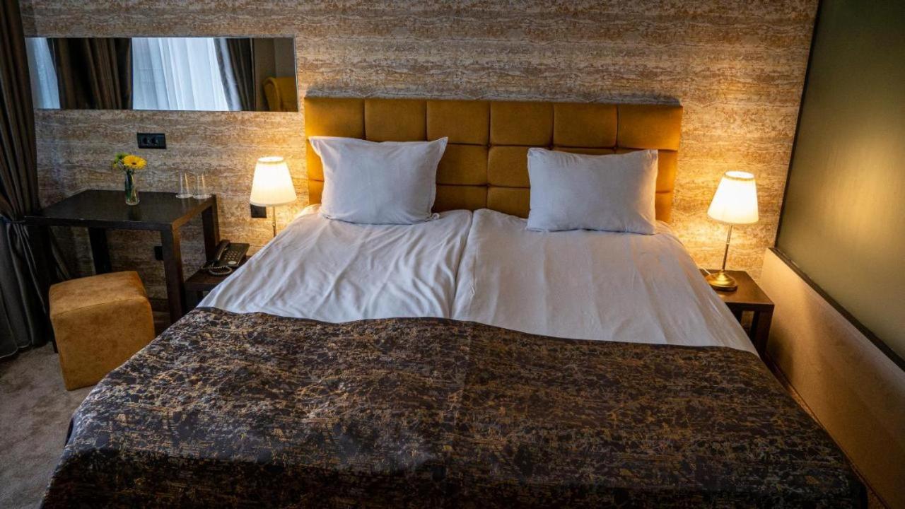 Double Silver Room