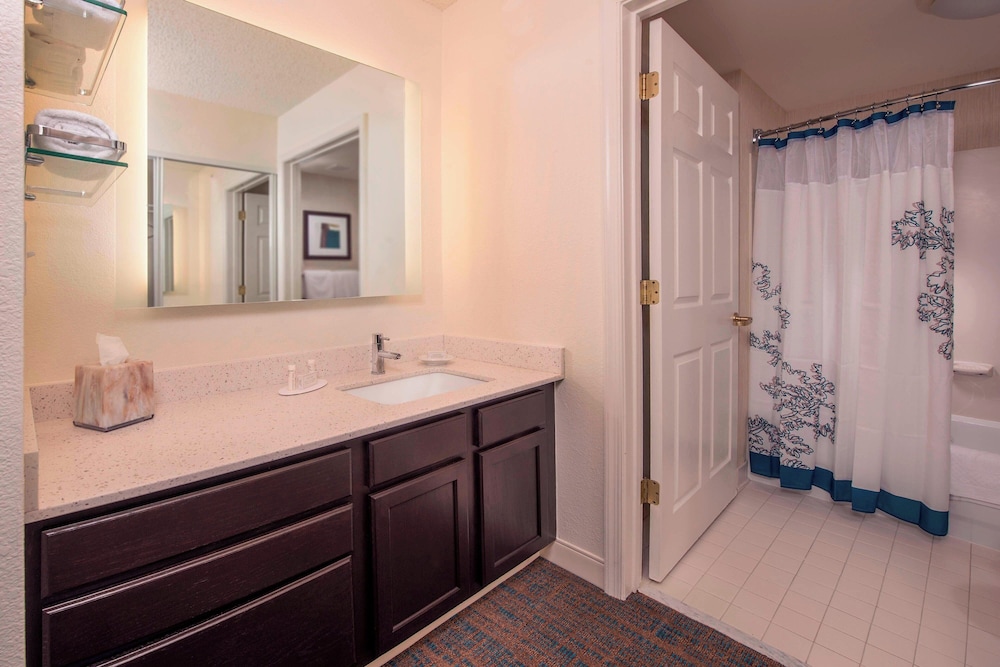 جناح بسرير كوين بغرفة نوم واحدة مع أريكة لذوي الإعاقة، Residence Inn Fairfax Merrifield 3/3