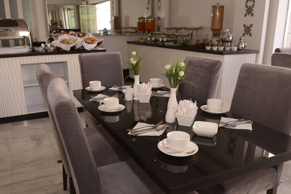Crystal Hotel 27/39