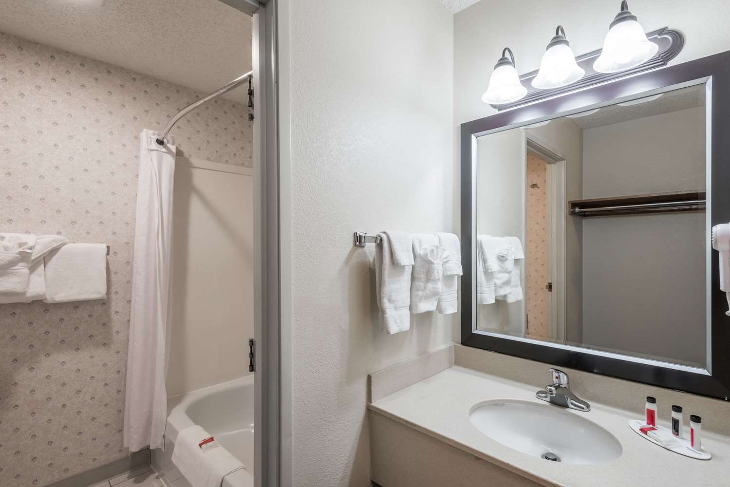 Country Inn & Suites by Radisson, Coeur d'Alene 26/27