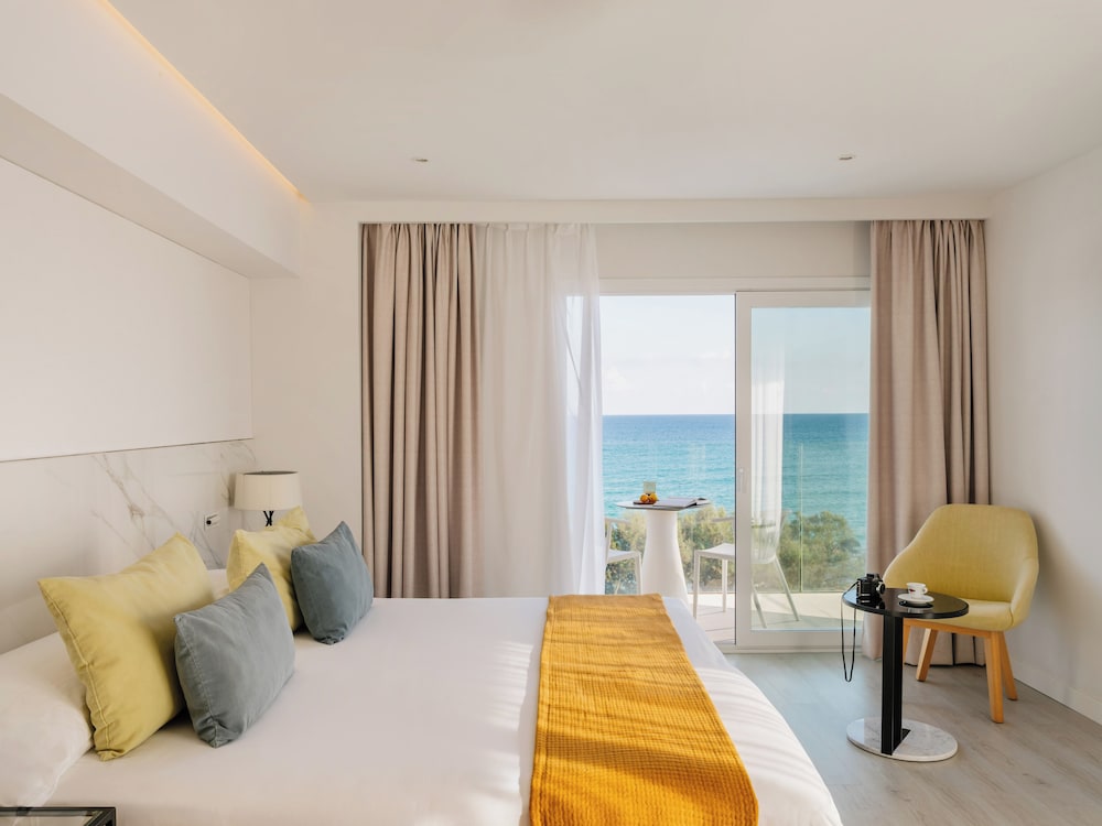 Junior Suite, Queen Bed, Sea Front