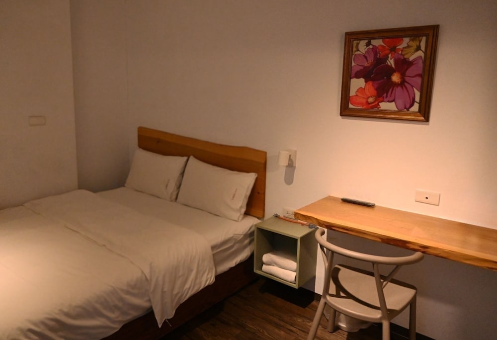 ROOM, DOUBLE BED, SHARED BATHROOM, NO WINDOW