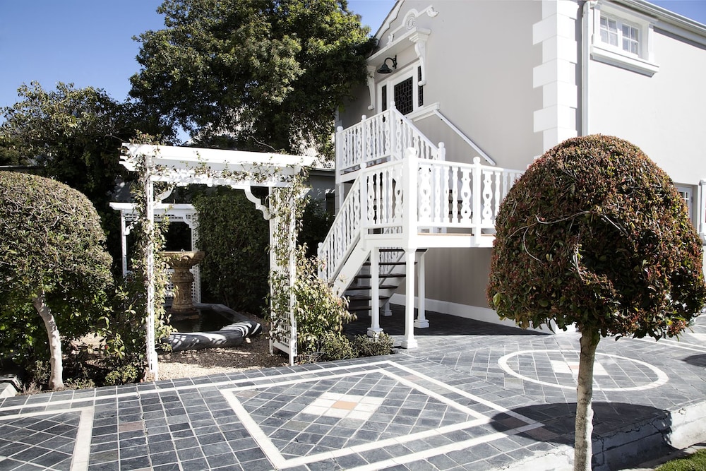 Banksia Boutique 32/49