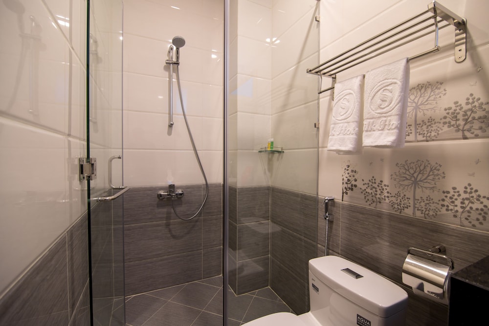 RedDoorz Plus near Tan Son Nhat airport 2 50/50