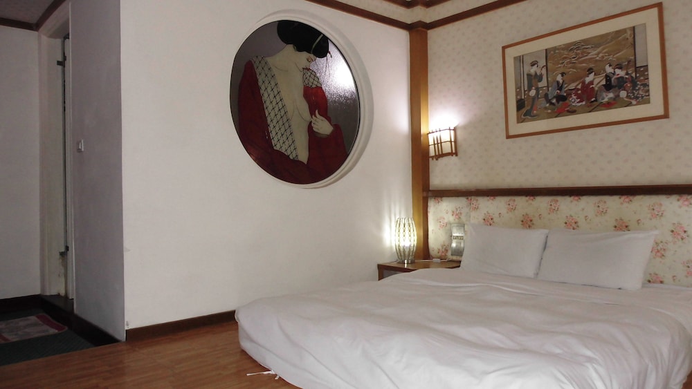 Modern Plaza Hotel 7/30