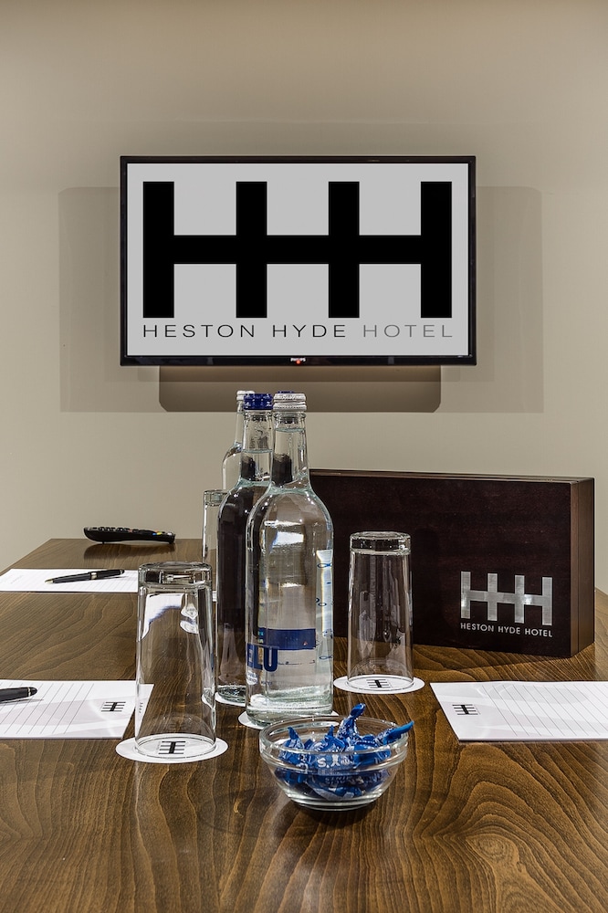 Heston Hyde Hotel 41/43