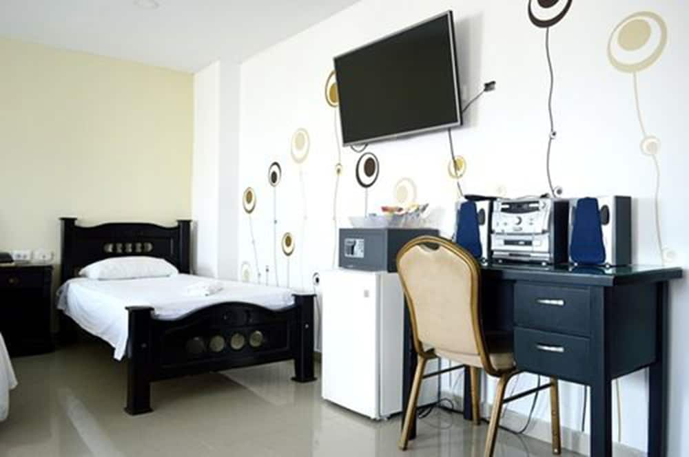 HOTEL INTERSUITES 13/21