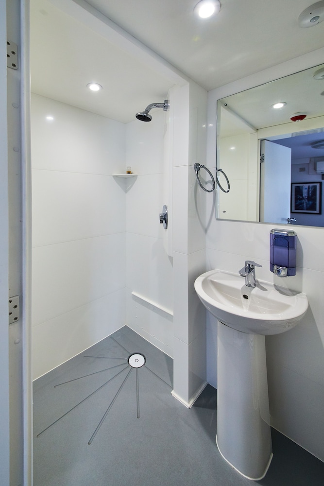 St Christophers Inn Village London Bridge Hostel Ex Hostel St Christophers Village 72/74